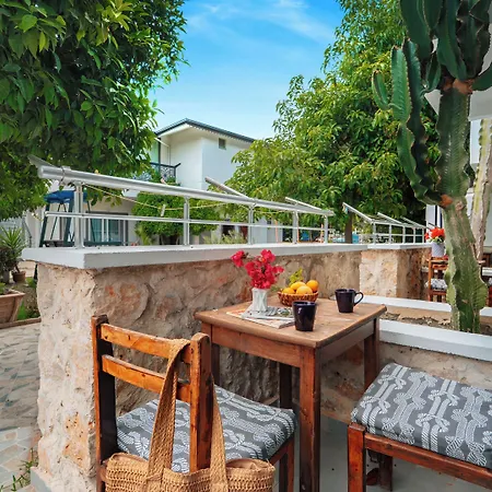 Flower Bed & Breakfast 4*