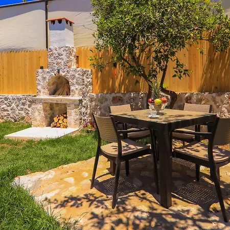 לינה וארוחת בוקר Flower פטארה