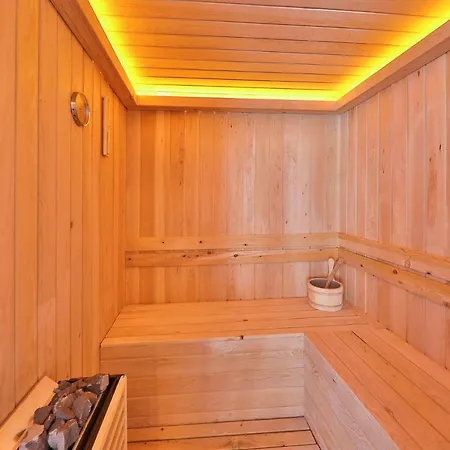 Flower לינה וארוחת בוקר 4*